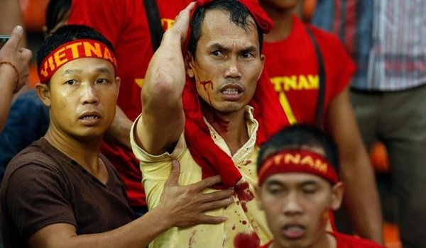 Báo chí thế giới đưa tin CĐV Malaysia đánh fan Việt Nam