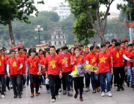 Video: CĐV Việt Nam diễu hành trước trận bán kết gặp Malaysia