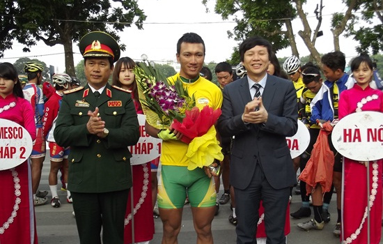 Giải xe đạp xuyên Việt 2014 (chặng 9): Tranh chấp quyết liệt ở giải áo xanh