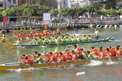 Đua thuyền truyền thống TPHCM đón chào năm mới 2015