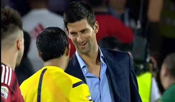 Djokovic trổ tài chơi bóng siêu điệu nghệ