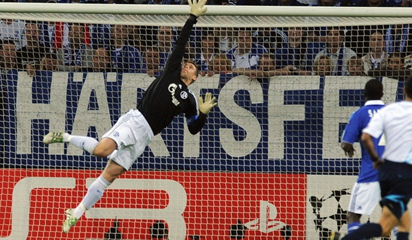 10 cái 'đầu tiên' của Manuel Neuer