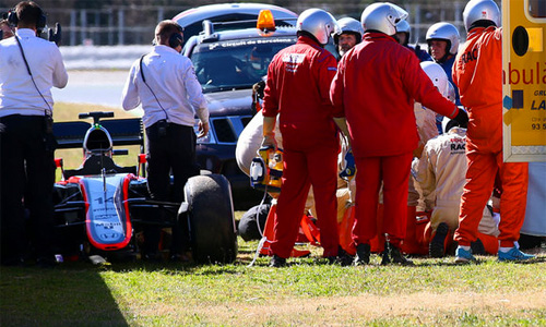 Fernando Alonso gặp nạn trên đường đua thử, phải nhập viện