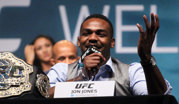 Chủ tịch UFC đồng ý cho Jones đối đầu với Velasquez