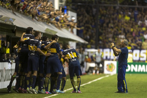 Toàn đội chụp ảnh giữa trận đấu