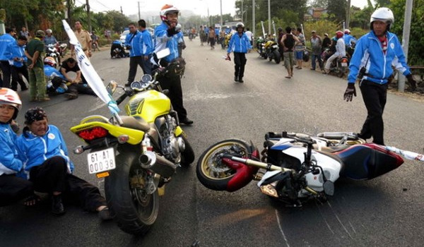 Vụ mô tô phượt ở Đồng Nai: Nhiều tiền, ít văn hóa