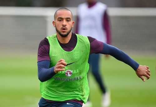 Đụng Italia, Anh ra sân với đội hình lạ