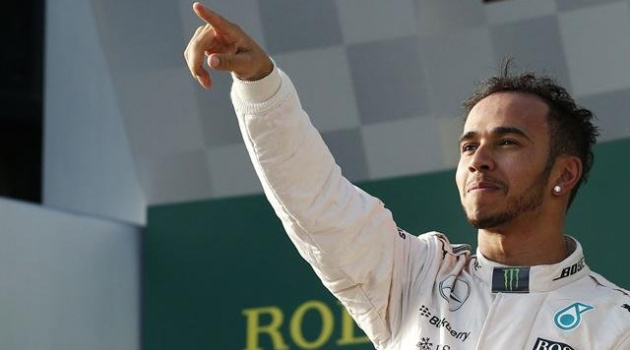 Lấy pole ở Trung Quốc; Lewis Hamilton xuất sắc lập hat-trick