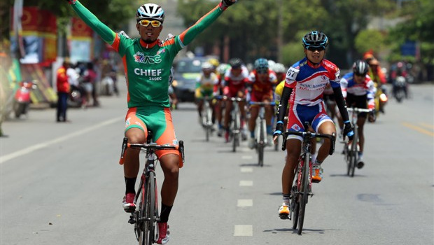 Chặng 5 giải xe đạp cúp Truyền hình TP.HCM 2015: Áo vàng lại đổi chủ sau chặng đua dài