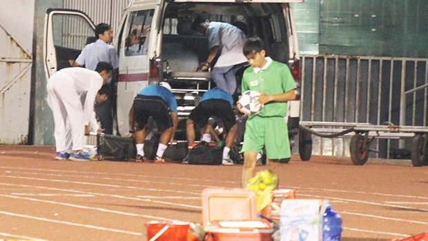 Hai cầu thủ phải nhập viện khẩn cấp ở giải Hạng nhất