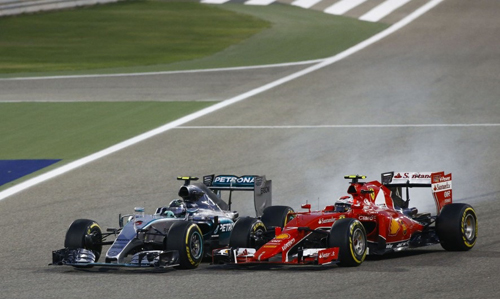 Lewis Hamilton rực sáng dưới bầu trời đêm Bahrain