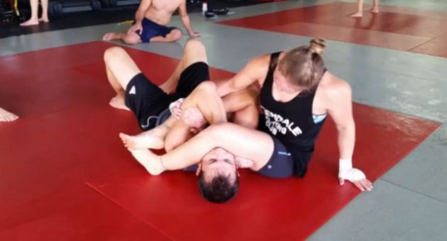 Rousey bất lực trong việc khóa tay Rockhold