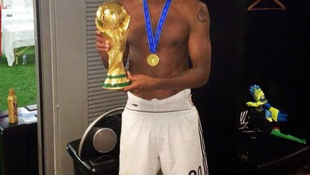 Bảo vệ Boateng, Balotelli khơi lại nỗi đau của Messi