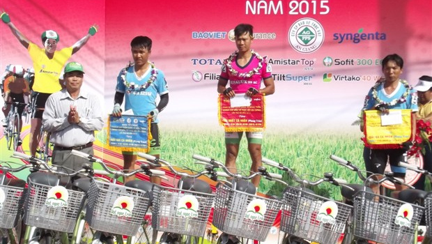 Giải xe đạp toàn quốc về nông thôn 2015 (chặng 4): Áo vàng phong trào đã về tay đua kỳ cựu