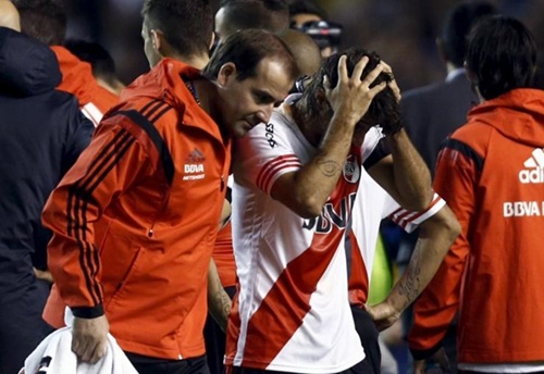 Sốc! Cầu thủ River Plate bị cổ động viên Boca Juniors tấn công