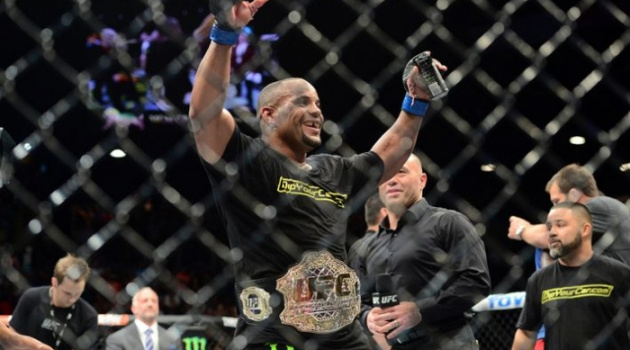 UFC 187: Hạ Johnson trong 3 hiệp, Cormier kế thừa ngôi vương của Jones