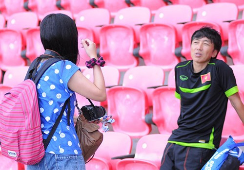 Ngó lơ truyền thông Việt, HLV Miura cởi mở với nữ phóng viên Nhật xinh đẹp