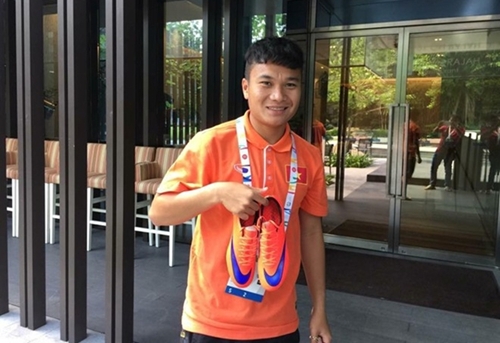 Cầu thủ U23 Việt Nam nhận quà trước trận đấu với Malaysia