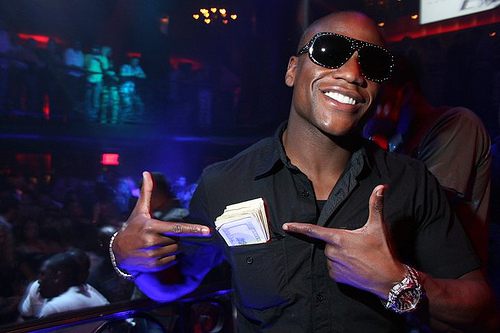 Floyd Mayweather đốt 35.000 USD chỉ sau một đêm thác loạn