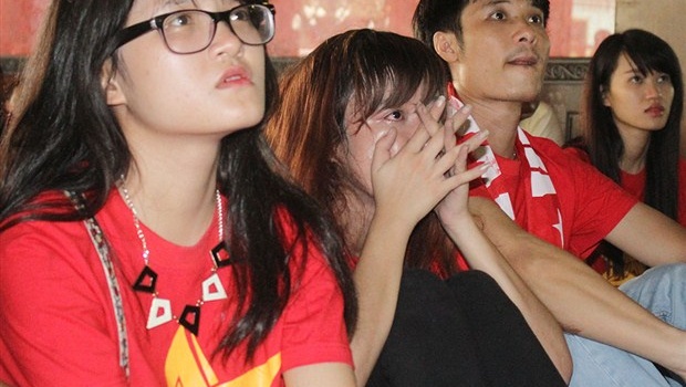 CĐV Việt Nam khóc nức nở khi thầy trò Miura dừng chân ở bán kết