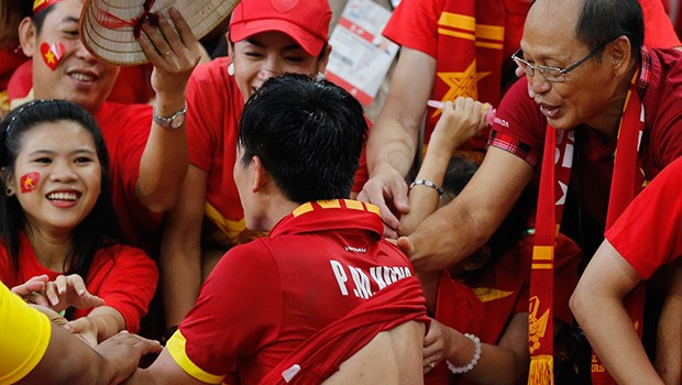 Chùm ảnh: Mạnh Hùng trốn chạy khi bị CĐV nữ Việt Nam lột đồ