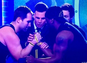 Thi vật tay, cựu SAO rugby đau đớn vì gãy xương