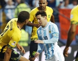 Messi bị khóa, Di Maria vô duyên, Argentina thắng sít sao