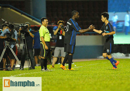 Đội bóng của Andy Cole “gây bất ngờ” ở Quảng Ninh