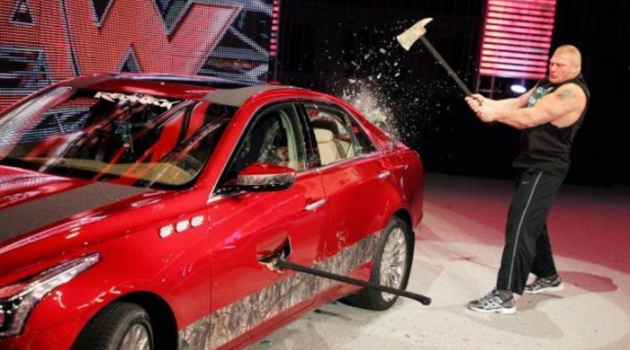 Brock Lesnar cầm rìu phá nát 'chiến mã' mới nhất của Cadillac