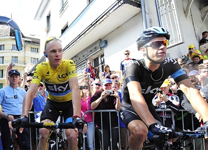 Cua-rơ tố bị đấm trên đường đua Tour de France 2015