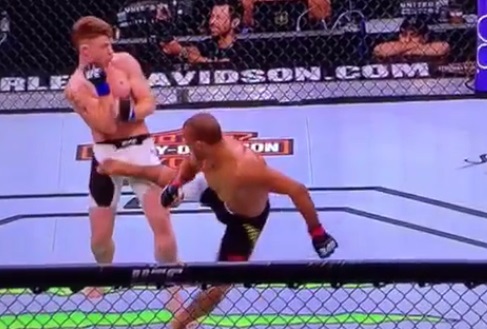 Võ sĩ UFC không bỏ cuộc dù bị đá trúng chỗ hiểm