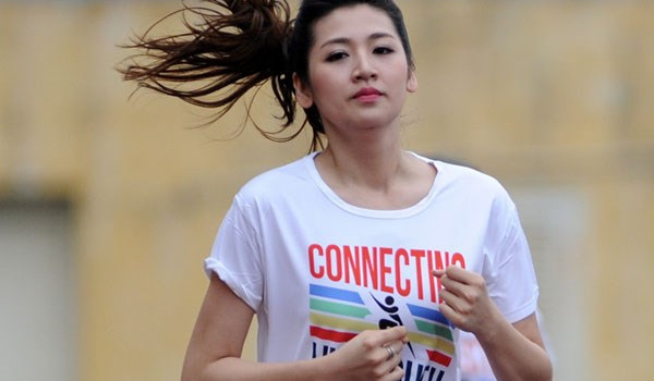 Á hậu Việt Nam tin đội tuyển sẽ đấu đẹp trước Man City