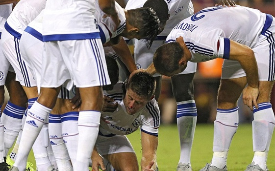 Gary Cahill đổ máu vì ghi bàn vào lưới Barca