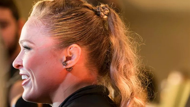 Ronda Rousey cực ngầu khi đối mặt với Bethe Correia