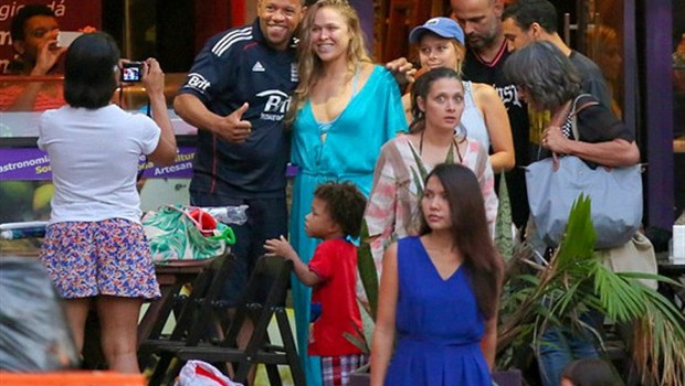 Mặc Mayweather phản đòn, Rousey vẫn tung tăng dạo biển