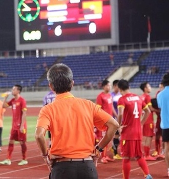 Cầu thủ U19 Việt Nam ngước nhìn Thái Lan đăng quang
