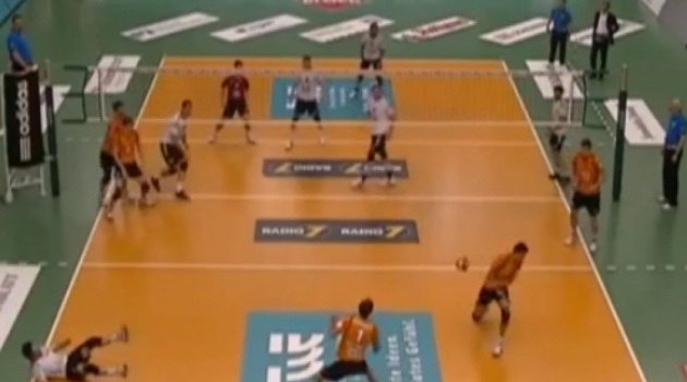 Bóng chuyền: Kinh hoàng một pha tấn công đóng dấu ba người