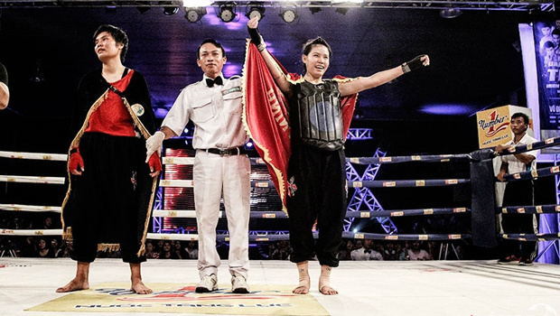 Lệ Trinh bất ngờ chiến thắng trước võ sĩ “đàn chị”, giành vé vào bán kết