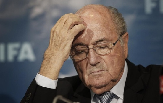 FIFA - Con tàu đang chìm trước sóng dữ