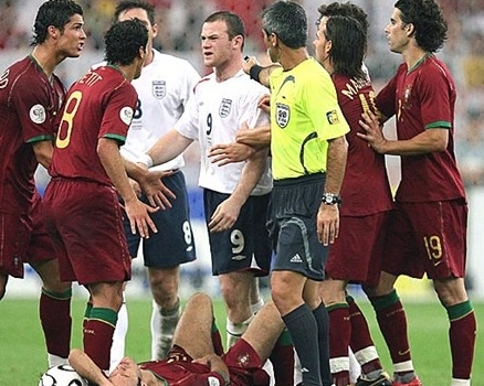 Ronaldo không hối tiếc vì khiến Rooney nhận thẻ đỏ