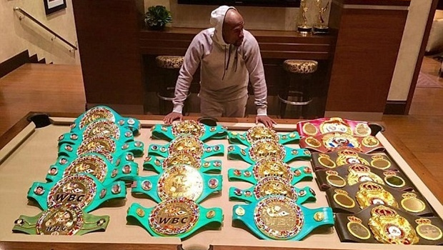 Floyd Mayweather khoe danh hiệu sau 19 năm thượng đài