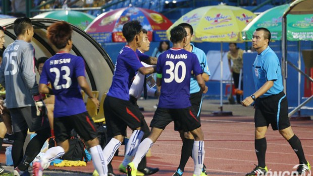 Cầu thủ Yadanarbon FC (Myanamar) “hành hung” trọng tài Phùng Đình Dũng