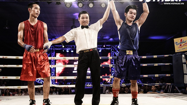 Phan Văn Hưng dính cú đấm “méo mặt” ở phút thứ 3