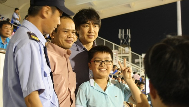 CĐV tràn vào khán đài VIP để chụp hình cùng HLV Toshiya Miura