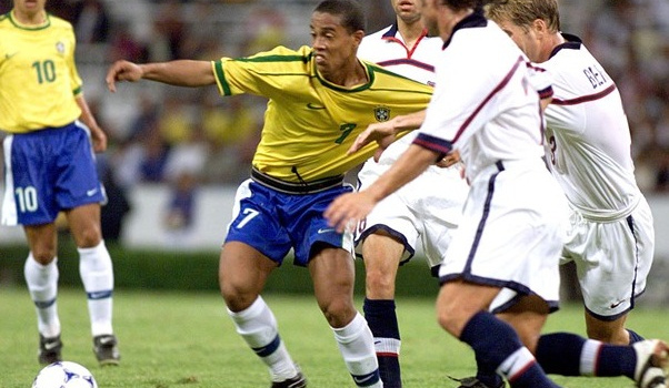 Ronaldinho - số 10 hay nhất Brazil kể từ thời Pele?