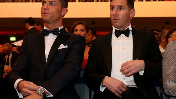 Ronaldo chúc mừng Messi ở lễ trao Quả bóng vàng FIFA 2015