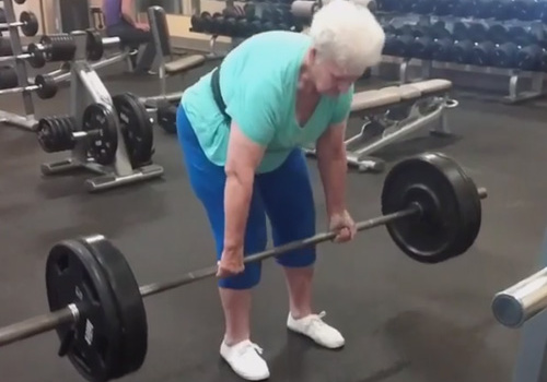 Cụ bà 78 tuổi trổ tài nâng tạ siêu đẳng