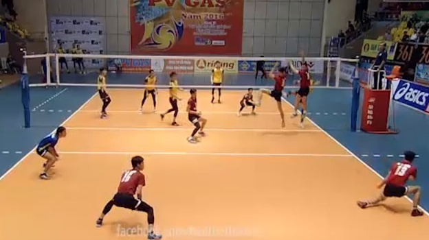 Sốc ở giải bóng chuyền VĐQG: Nam tuyển thủ bị đuổi khỏi sân
