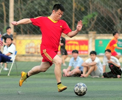 Văn Quyến chấn thương vì thức đêm trông con gái