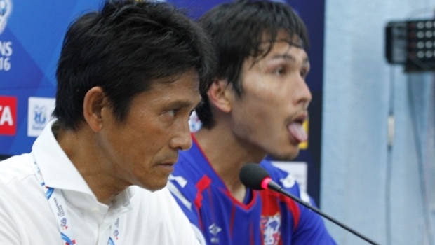 Cầu thủ của FC Tokyo “không thở nổi” trong phòng họp báo